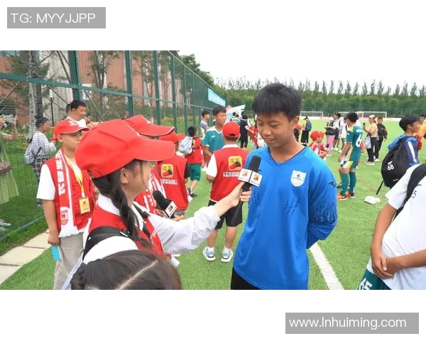 美女记者深度采访足球明星揭秘场外生活与职业心路历程